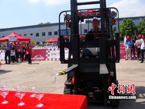 叉車比賽視頻，賽場上的友情與激情展現(xiàn)！